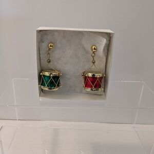 Elegant Drum-Shaped Earrings in Red and Green